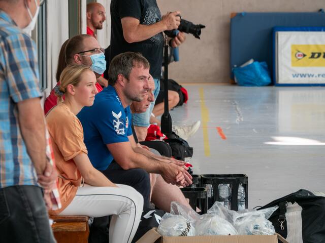 Trainer Ceven Klatt beobachtet das Geschehen beim Fußball der Eulen, dahinter Hallensprecher Thomas Stüber | Foto: Kim Rileit