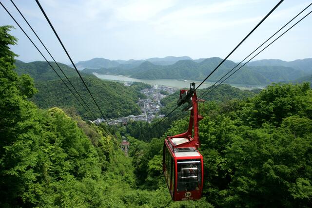 Kinosaki Hot Spring Ropeway mit dem Maruyama Fluss im Hintergrund | Foto: Visit Kinosaki