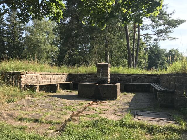 Brunnen gegenüber vom Parkplatz | Foto: B. Bender