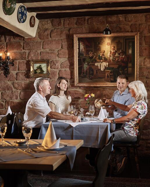 Das freigelegte Sandsteinmauerwerk und viel Holz vermitteln eine besonders urige und gemütliche Atmosphäre in den Speiseräumen des Restaurants | Foto: Hotel Restaurant Burgschänke / Thomas Brenner