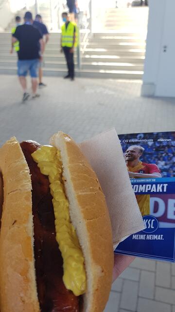 Die erste Bratwurst im neuen Stadion | Foto: www.jowapress.de
