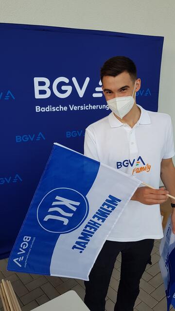Fähnchen gibt's heute auch bei KSC-Partner "BGV" | Foto: www.jowapress.de