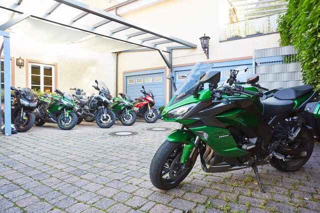 Vor neugierigen Blicken gut geschützt finden die Motorräder an der Burgschänke einen sicheren Unterschlupf | Foto: Hotel Restaurant Burgschänke / Thomas Brenner