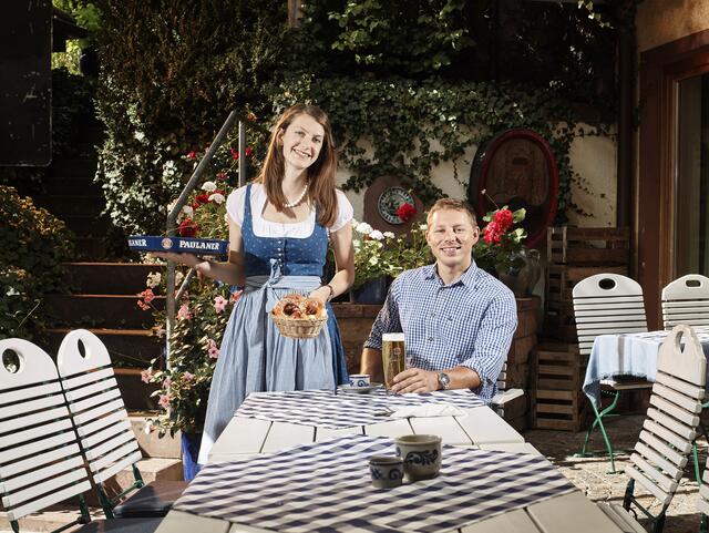 Frisch gezapftes Bier, Brezn und Griebenschmalz – ein Hoch auf die urige Biergarten-Kultur in Kaiserslautern-Hohenecken | Foto: Hotel Restaurant Burgschänke / Thomas Brenner