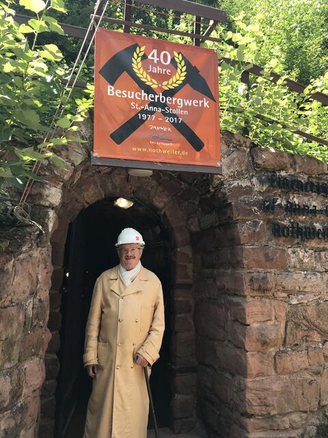 Unterhaltsam und informativ führt Betriebsführer Heinz Biehler durch die unterirdischen Gänge | Foto: B. Bender