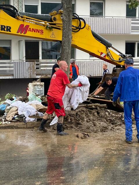 Schlamm und unbrauchbarer Hausrat so weit das Auge reicht  | Foto: Michael Merz