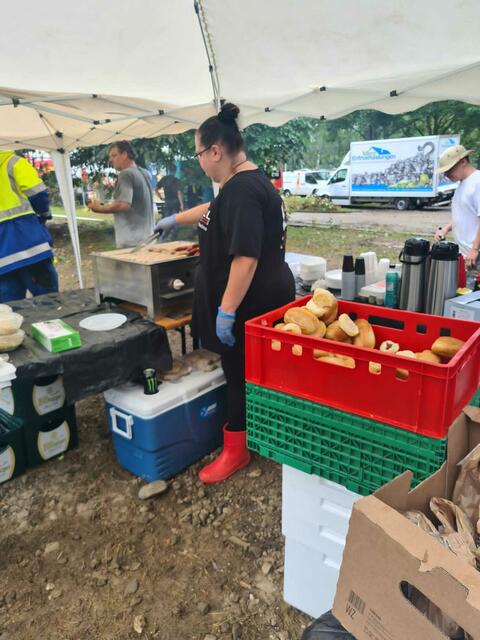 Die Helferinnen und Helfer des Vereins "Lautern hilft Lautern" grillten was das Zeug hielt und versorgten die Menschen in ihrem provisorischen Garagen-Shop mit den nötigsten Artikeln | Foto: Michael Merz
