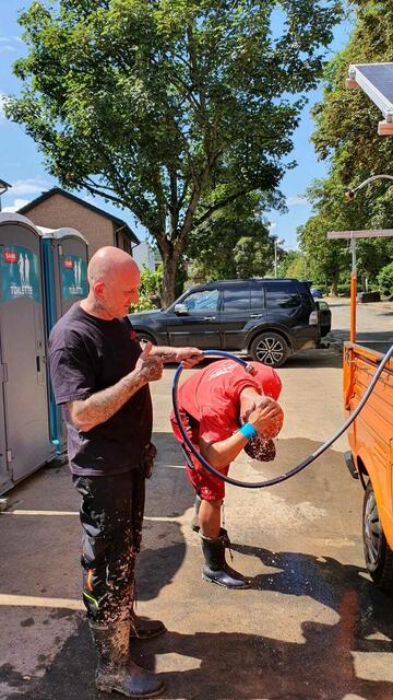 Die Frischwassertanks auf dem Pritschenwagen von Andreas Damm waren buchstäblich eine willkommene Quelle, um sich zwischendurch den Schlamm abzuwaschen | Foto: Michael Merz