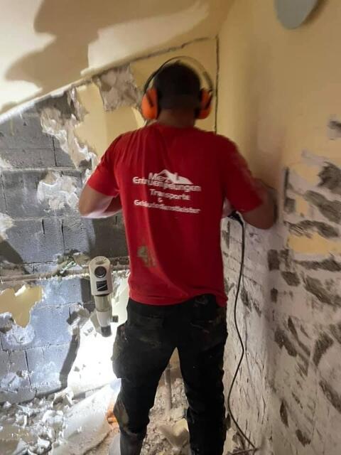 Mit schwerem Gerät rückte die Truppe von Michael Merz in den durchnässten Gebäuden der Feuchtigkeit zuleibe | Foto: Michael Merz