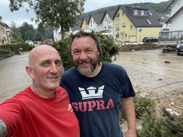 Michael Merz (links) und Andreas Damm an der noch immer verschlammten Hauptstraße des Ortes Bad Bodendorf | Foto: Michael Merz