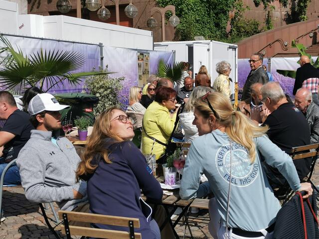 Gute Gespräche, süffige Getränke, Sonne und Urlaubsstimmung: Das City-Event „Zu Gast in der Provence“ traf den Geschmack der zahlreichen Besucher. Foto: Kling-Kimmle