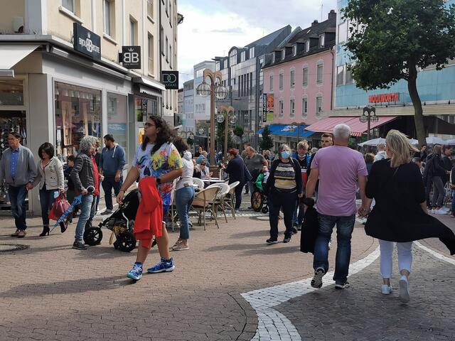 Viele nutzten den verkaufsoffenen Sonntag zu einem gemeinsamen Einkaufsbummel. Foto: Kling-Kimmle