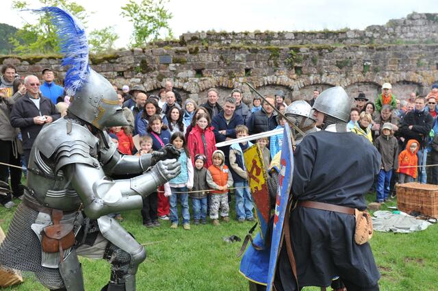 Es dauert noch einige Jahre bis solche Ritterspiele, wie hier beim Burgfest 2010, wieder möglich sein werden | Foto: R. Übel