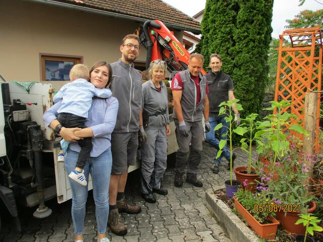 Christl Brutscher-Sawruk bringt mit ihrem LKW und zwei weiteren Mitarbeiten ihrer Firma die gespendeten Natursteine. Zudem hilft auch Martin Braun beim Abladen.Suzana Schlegel, Erzieherin mit Kita-Kind, Christian Jaeckel, Christl Brutscher-Sawruk, Jozo Bilic, Martin Braun, Rotary-Präsident von Kirchheimbolanden, von links nach rechts.