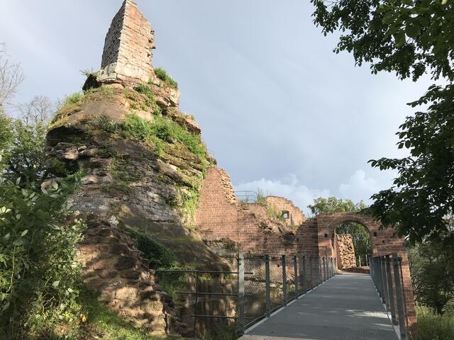 Ein Metallsteg in die Burg, in der es eine Menge zu entdecken gibt   | Foto: B. Bender