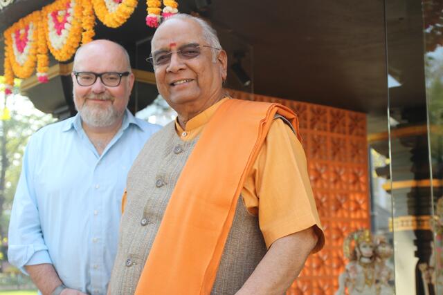 Dr. Balaji També zeigt Martin Wacker von Karlsruhe Marketing und Event das „Atmasantulana Village“ in Lonavala. | Foto: www.jowapress.de