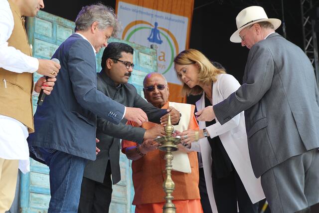 Kerzen-Teremonie zur Eröffnung der „India Summer Days“ 2019, mit Karlsruhes Oberbürgermeister Dr. Frank Mentrup, Chandrashekhar Jaiswal, Deputy General Manager &amp; Divisional Head of Tourism „Maharashtra Tourism“, Dr. Balaji També, Staatssekretärin Petra Olschowski und Andreas Lapp, Honorarkonsul für die Republik Indien
 | Foto: www.jowapress.de