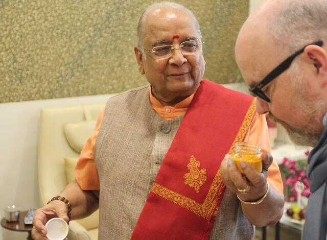 Dr. Balaji També brachte Ayurveda zu den „India Summer Days. Hier erläutert er Martin Wacker, Initiator der "India Summer Days" die Wirkung von Gewürzen.
 | Foto: www.jowapress.de