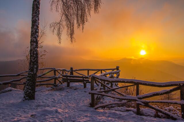 „Wintermorgen am Kirschfelsen“: Diese Aufnahme von Wochenblatt-Reporter Thomas Schimmele ist das Dezembermotiv des neuen Kalenders.  | Foto: Thomas Schimmele