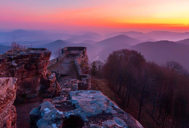 "Wegelnburg nahe Nothweiler in der Pfalz":  Diese Aufnahme von Wochenblatt-Reporter Jürgen Schneidmann ist das Dezembermotiv des neuen Kalenders.  | Foto: Jürgen Schneidmann