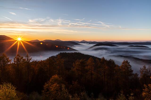 "Sonnenaufgang am Kirschfelsen". Diese Aufnahme von Wochenblatt-Reporter Georg Beck ziert das Titelbild des Wochenblatt-Reporter Kalenders 2021. | Foto: Georg Beck