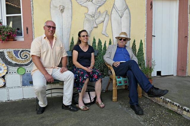 Otfried Culmann mit Hut neben interessierten Gästen | Foto: Brigitte Melder