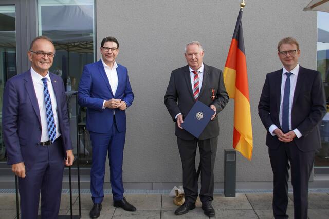 Landrat Dr. Fritz Brechtel, OB Thomas Hirsch, Udo Vogel und Bundesstaatssekretär Dr. Thomas Gebhart (v.l.n.r.) bei der Verleihung in Landau .