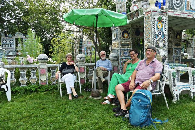 Chillen im Garten: zufriedene Besucher aus Münster und Haßloch | Foto: Brigitte Melder