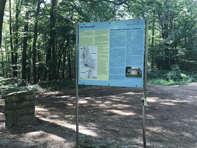 Insgesamt sind es 18 Stationen mit Infotafeln auf dem Westwallweg zwischen Oberotterbach und Böllenborn | Foto: B. Bender