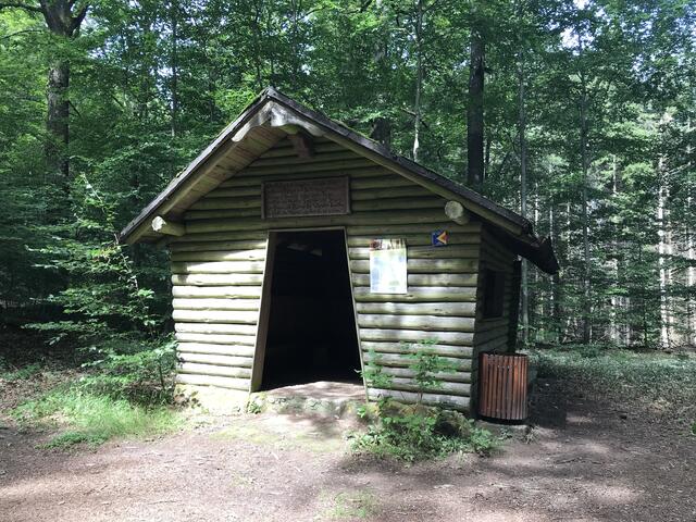 Schutzhütte am Platz "Vordere drei Eichen" | Foto: B. Bender