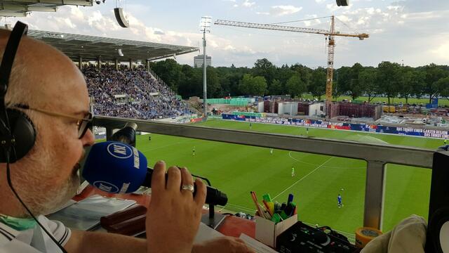 Eine kurze Ansage von Stadionsprecher Martin Wacker | Foto: www.jowapress.de
