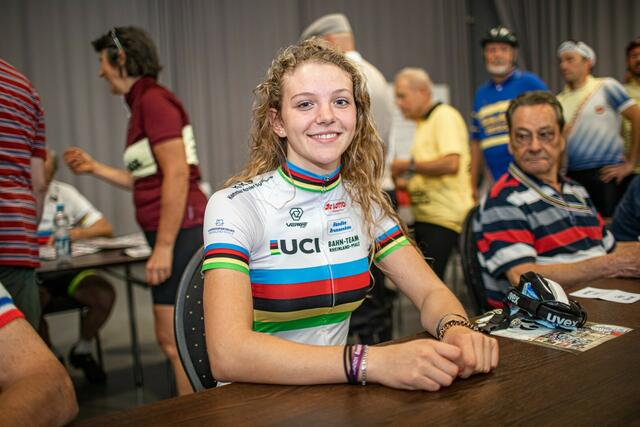 Welt- und Europameisterin Alessa-Catriona Pröpster bei der Tretro-Autogrammstunde | Foto: Michael Sonnick