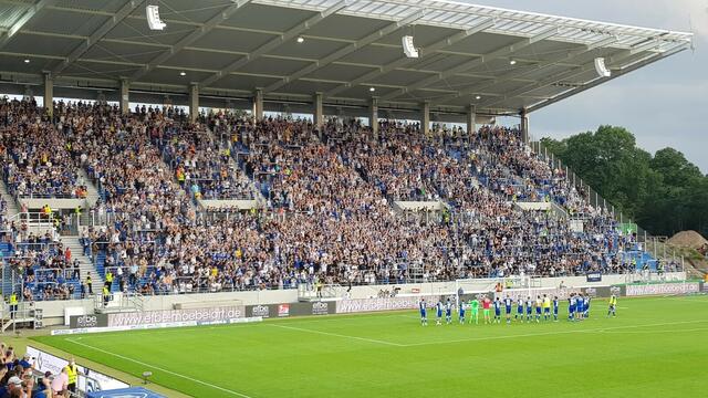 Die blau-weiße Wand: Die Heimat der KSC-Fans im Wildparkstadion. Das motiviert auch die Spieler, die hier im Bild nach dem Sieg über Darmstadt mit den Fans feiern | Foto: www.jowapress.de