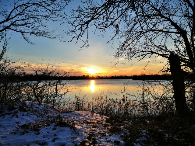 Winterliche Abendstimmung am Kistnerweiher bei Neuhofen. Aufgenommen Winter 2021