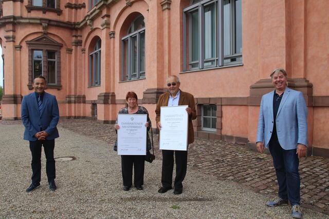 Pia und Erich Sontheimer aus Rheinstetten wurden übrigens gemeinsam geehrt: Das Ehepaar lernte 1960/61 auch zusammen auf die Prüfungen. Die Verleihung nahmen am Gottesauer Schloss in Karlsruhe Kreishandwerksmeister Frank Zöller (r.) und Andreas Reifsteck, Geschäftsführer der Kreishandwerkerschaft Region Karlsruhe, vor. | Foto: www.jowapress.de