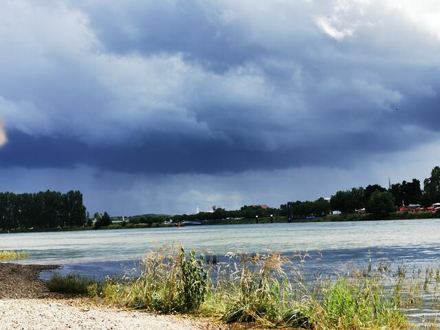 Gewitterwolken über dem Rhein. Aufgenommen Sommer 2021