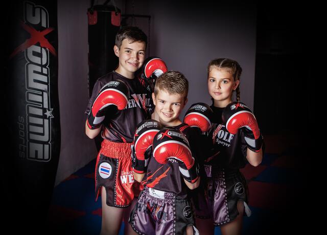 Bei Kampfsport für Kinder kommen zu den Vorzügen anspruchsvoller Bewegungen noch Respekt, Etikette und Höflichkeit hinzu