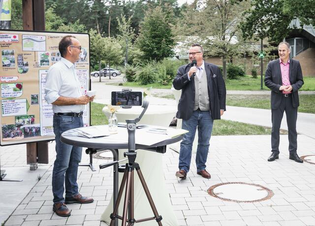 Freuen sich über die Eröffnung des Besucherlenkungskonzepts Bienwald: Landrat Dr. Fritz Brechtel, Germersheim, Staatssekretär Andy Becht, Landrat Dr. Dietmar Seefeldt, Südliche Weinstraße (v.l.n.r.) | Foto: Cornelia Bauer