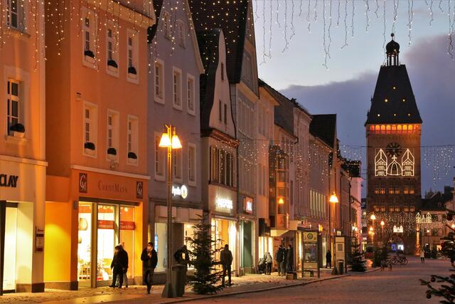 Weihnachtszeit in der Innenstadt Speyer mit Altpörtel im warmen Licht.  | Foto: Urheber: Maike Müller  