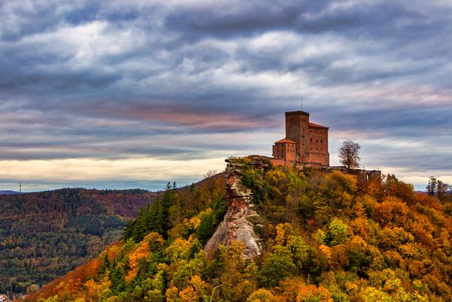 Burg Trifels non Anebos aus betrachtet im Herbst