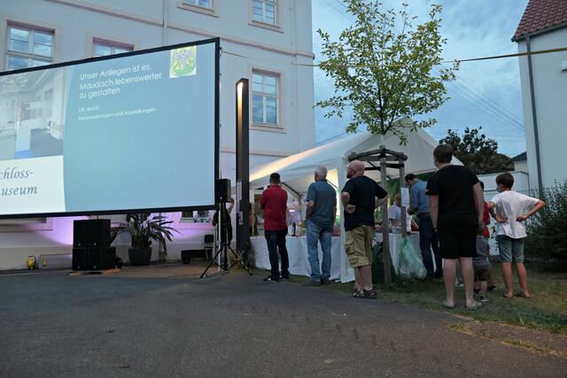Schlange stehen für das leibliche Wohl | Foto: Brigitte Melder