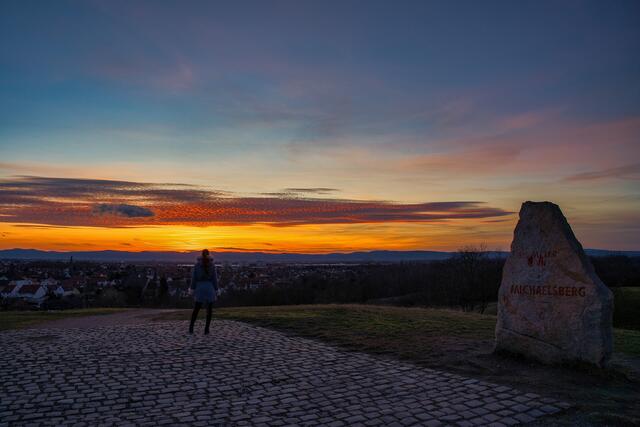 Blick am Abend vom Michaelsberg, der höchsten Erhebung in Ludwigshafen, auf Maudach und die Haardt. In den Wolken scheint ein Fisch zu schwimmen.