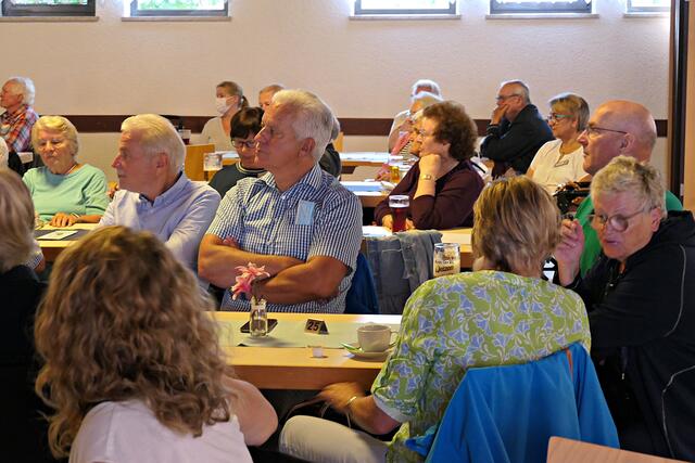 Gemeindeoberhäupter Hasenstab und Christ hören aufmerksam zu | Foto: Brigitte Melder