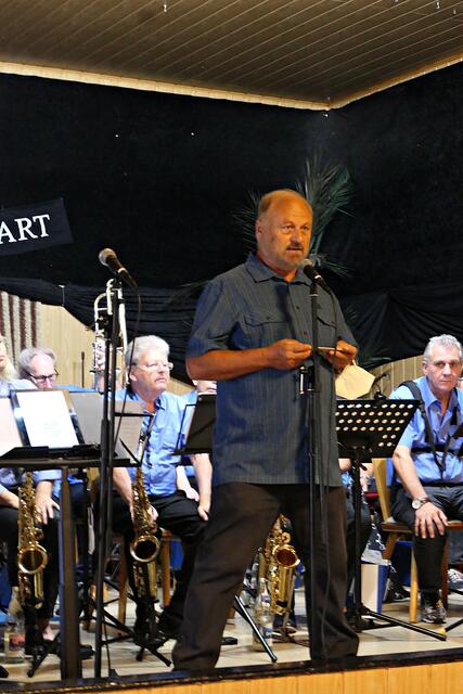 1. Vorsitzender DorfArt Günter Handwerker begrüßt Gäste | Foto: Brigitte Melder