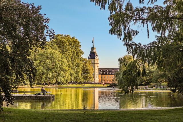 Das Karlsruher Schloss und der See im Schlossgarten (aufgenommen im September)