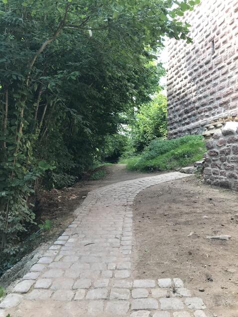 Der neu gepflasterte Weg | Foto: B. Bender