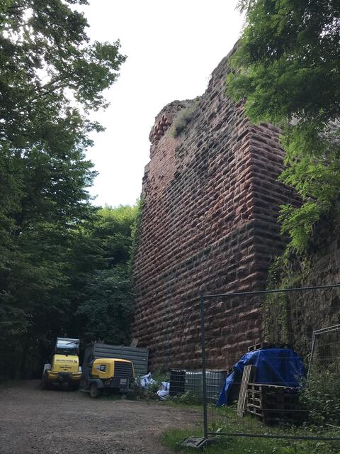 Baumaschinen vor der Ruine  | Foto: B. Bender