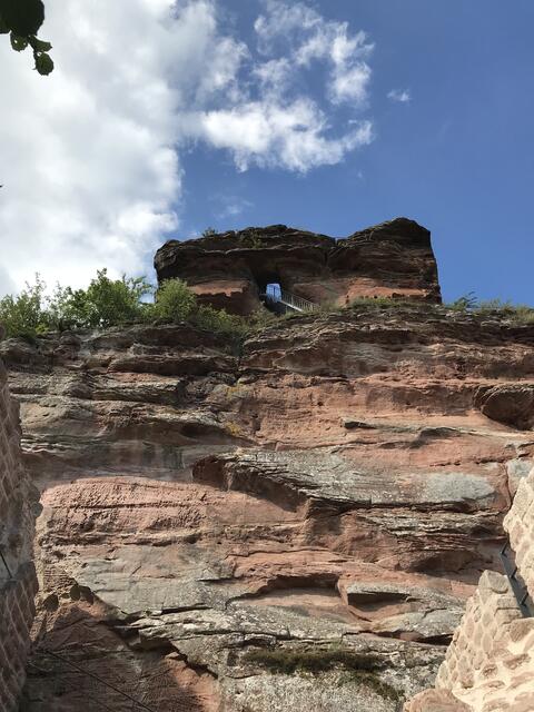 Der Drachenfels ragt in den Himmel hinauf | Foto: B. Bender