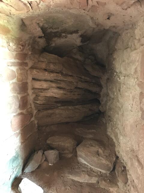 Gemäuer und Fels | Foto: B. Bender