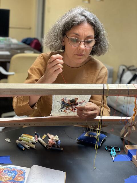Katya Oicherman möchte in Worms eine Serie von Handstickereien anfertigen, die Bezug auf das „Minhagbuch“ nehmen | Foto: privat